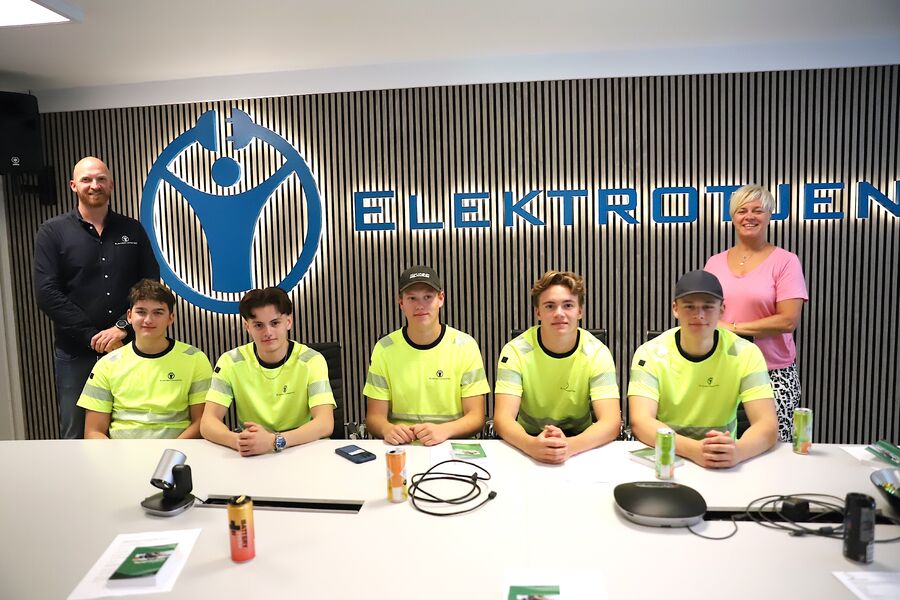 Oscar Christoffersen, Herman Flølo Løkke, Jonas Sørlie, Brian Nerdrum Brendstuen og Ajdin Jasarevic har startet læretiden hos Elektrotjenesten AS i Askim, mens bedriftens installatør og HR-ansvarlig Christoffer Iversen og fagopplæringskonsulent Judith Hegge hos Opplæringskontoret for elektrofag i Østfold skal sørge for å legge forholdene best mulig til rette på veien mot fagprøven. 