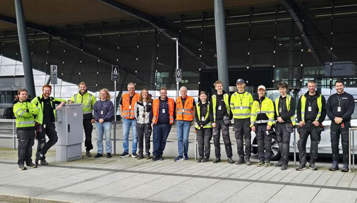 Det er en sammensveiset og dyktig Bravida-gjeng som passer på at elektriske installasjoner fungerer på Bergen Lufthavn. Foto: Bravida Det er en sammensveiset og dyktig Bravida-gjeng som passer på at elektriske installasjoner fungerer på Bergen Lufthavn. Foto: Bravida
