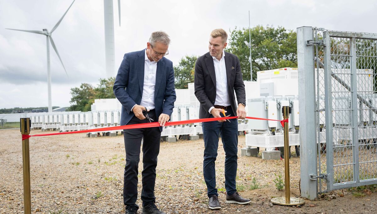 Kristian Jensen, CEO i Green Energy Denmark og Kristian Gautesen, CEO i Endra åpner anlegget.