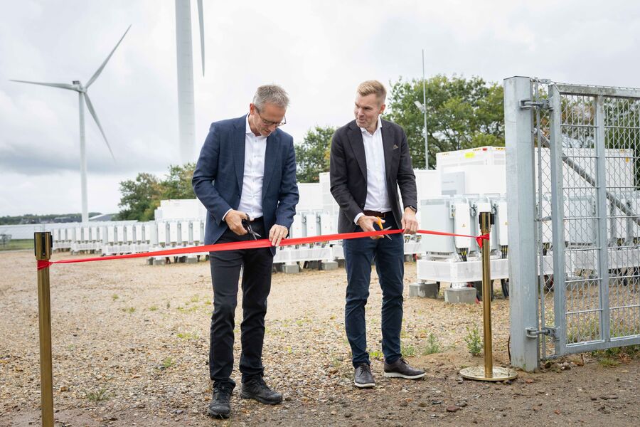 Kristian Jensen, CEO i Green Energy Denmark og Kristian Gautesen, CEO i Endra åpner anlegget.