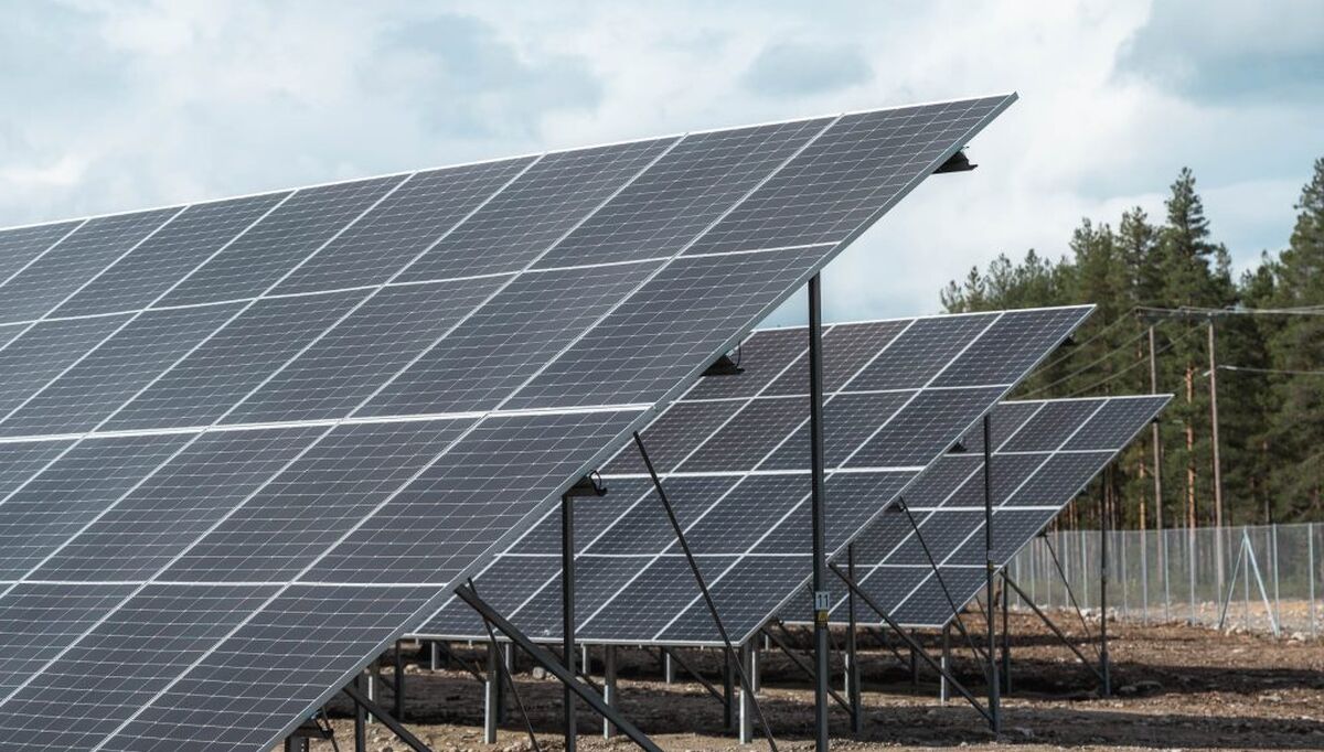 Ved å kombinere solkraft med batterilagring kan energi lagres når solen skinner og tas i bruk når behovet oppstår. Foto: Akershus Energii Ved å kombinere solkraft med batterilagring kan energi lagres når solen skinner og tas i bruk når behovet oppstår. Foto: Akershus Energii