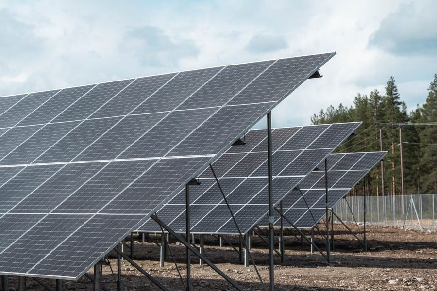 Ved å kombinere solkraft med batterilagring kan energi lagres når solen skinner og tas i bruk når behovet oppstår. Foto: Akershus Energii