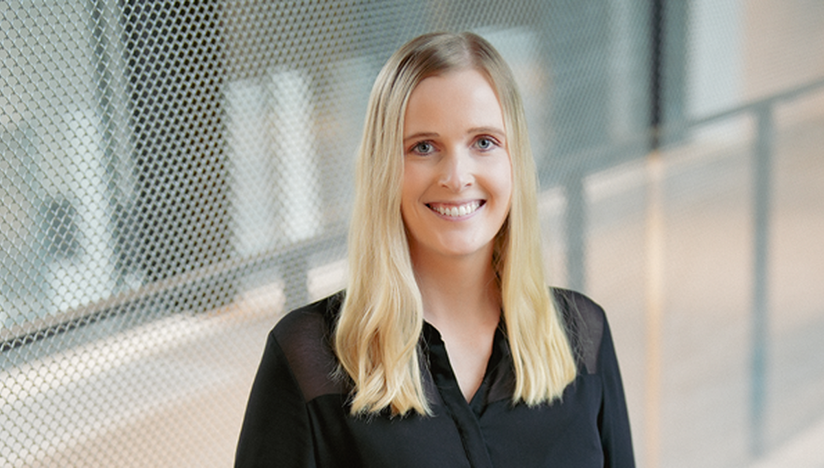 Henriette Fischer overtar stafettpinnen fra Stefania Nilsen. Foto: Snhneider Electric Henriette Fischer overtar stafettpinnen fra Stefania Nilsen. Foto: Snhneider Electric