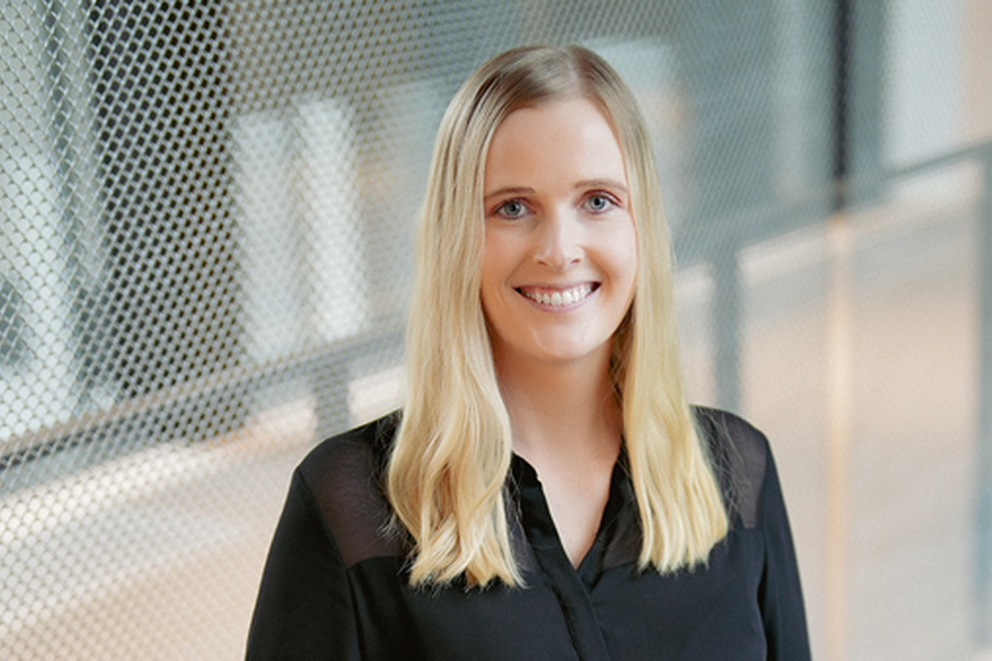 Henriette Fischer overtar stafettpinnen fra Stefania Nilsen. Foto: Snhneider Electric