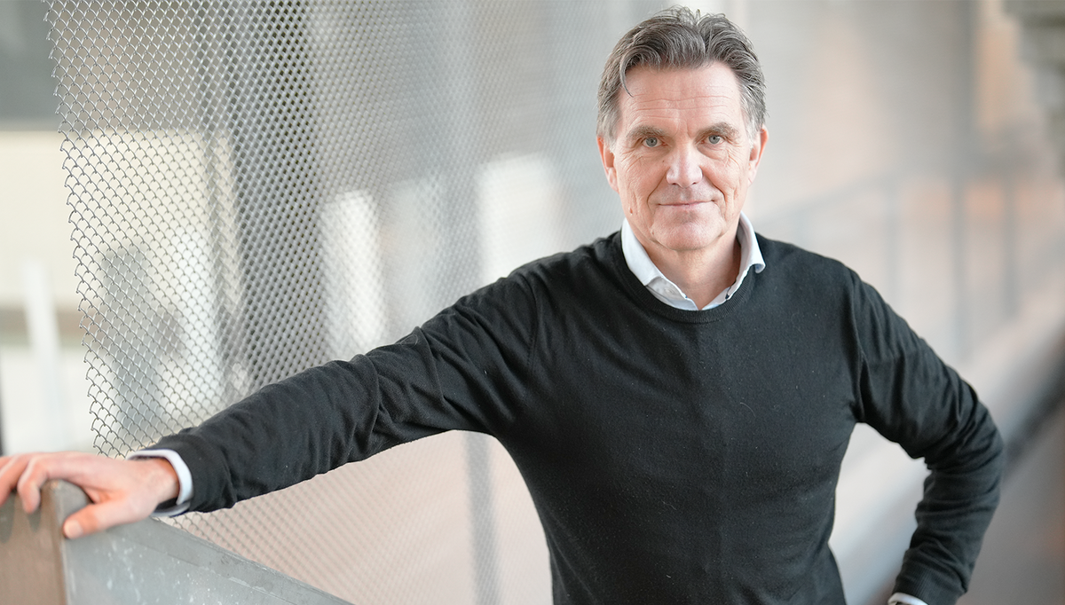 – Transientsimuleringer med digital tvilling har konkludert at lysbuerisiko i KI-datasentre med 800 VDC elektrisk distribusjon kan håndteres, men det krever arkitekturspesifikke sikkerhetsvurderinger, sier Arild Bjørkedal i Schneider Electric. Foto: Stefania Nilsen, Schneider Electric.