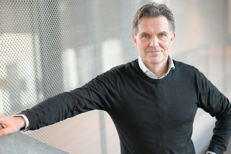 – Transientsimuleringer med digital tvilling har konkludert at lysbuerisiko i KI-datasentre med 800 VDC elektrisk distribusjon kan håndteres, men det krever arkitekturspesifikke sikkerhetsvurderinger, sier Arild Bjørkedal i Schneider Electric. Foto: Stefania Nilsen, Schneider Electric.