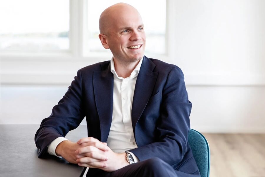 - Selv om enkelte segmenter har svakere aktivitet akkurat nå, er den langsiktige retningen tydelig. Vi tror på betydelige samfunnsinvesteringer i elektrifisering og infrastruktur, og at det vil skape muligheter gjennom hele verdikjeden, sier Thomas Skovli Administrerende direktør i Solar. Foto: Solar. 