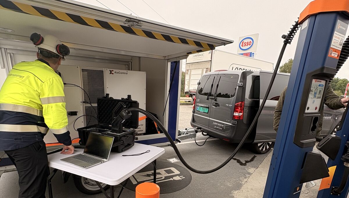 Under testen kobles Justervesenets utstyr direkte mot laderen og fungerer som en kontrollert belastning. Slik kan etaten sammenligne hvor mye energi laderen registrerer med sitt eget referanseutstyr.. Foto: Recharge Under testen kobles Justervesenets utstyr direkte mot laderen og fungerer som en kontrollert belastning. Slik kan etaten sammenligne hvor mye energi laderen registrerer med sitt eget referanseutstyr.. Foto: Recharge