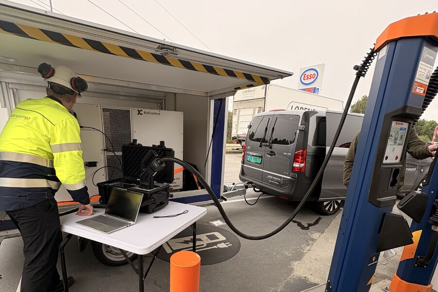 Under testen kobles Justervesenets utstyr direkte mot laderen og fungerer som en kontrollert belastning. Slik kan etaten sammenligne hvor mye energi laderen registrerer med sitt eget referanseutstyr.. Foto: Recharge