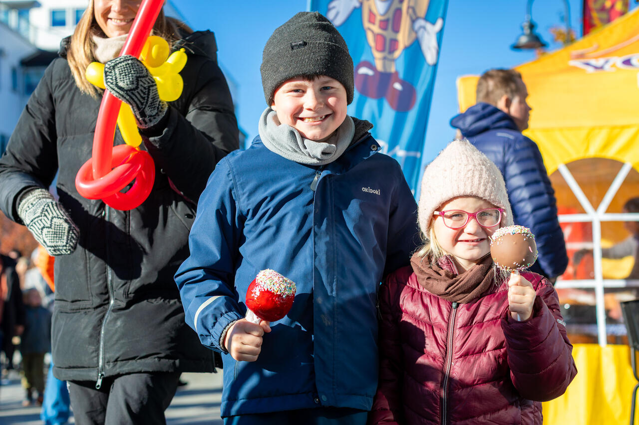 Foto av blide barn under matmarkedet