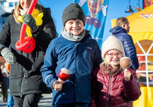 Foto av blide barn under matmarkedet