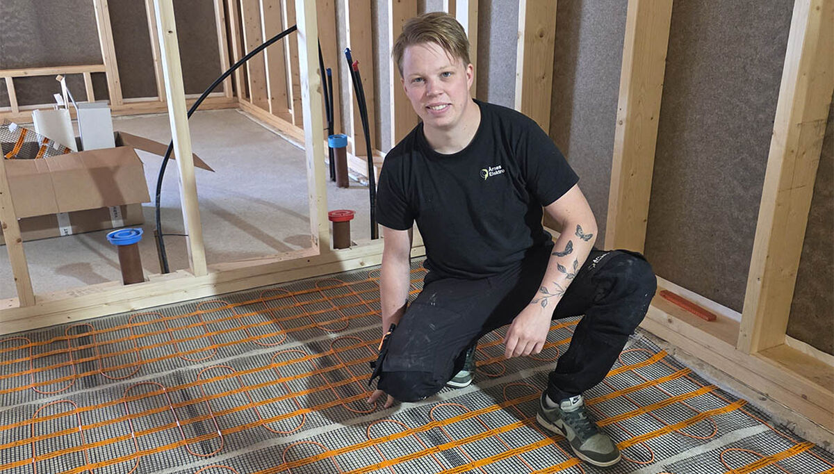 – Sammenlignet med å legge vanlig varmekabel er det mye enklere. Det går betydelig fortere, og jeg får gjort mer i løpet av en arbeidsdag, sier elektriker Sander Bruun Woldsnes i Årnes Elektro.