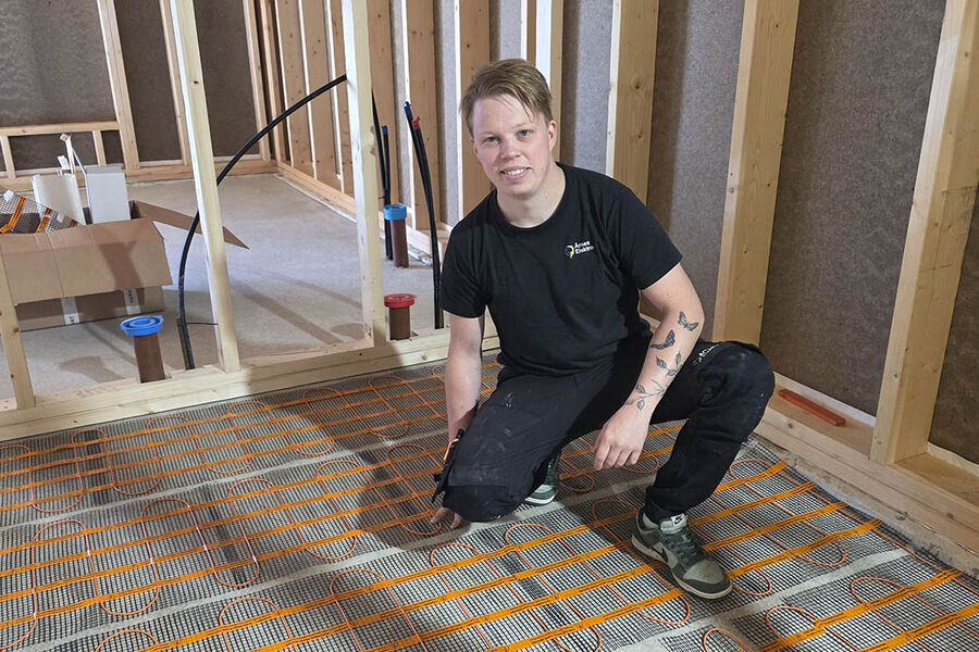 – Sammenlignet med å legge vanlig varmekabel er det mye enklere. Det går betydelig fortere, og jeg får gjort mer i løpet av en arbeidsdag, sier elektriker Sander Bruun Woldsnes i Årnes Elektro.
