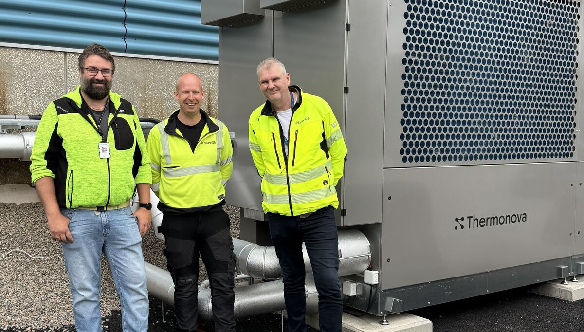 Serviceleder for rør Runar Stennes, automatiker Åsmund Brodalen og serviceleder for elektro Hans-Olav Røtterud jobbet sammen for å koble opp de nye varmepumpene. Foto: Bravida Norge Serviceleder for rør Runar Stennes, automatiker Åsmund Brodalen og serviceleder for elektro Hans-Olav Røtterud jobbet sammen for å koble opp de nye varmepumpene. Foto: Bravida Norge