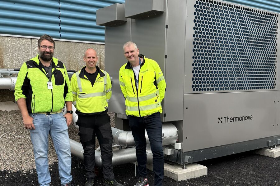 Serviceleder for rør Runar Stennes, automatiker Åsmund Brodalen og serviceleder for elektro Hans-Olav Røtterud jobbet sammen for å koble opp de nye varmepumpene. Foto: Bravida Norge