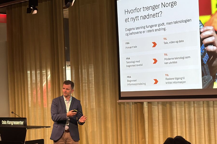 Hans Jørgen Enger fra Nkom presenterte arbeidet med nytt nødnett. Foto: NEK