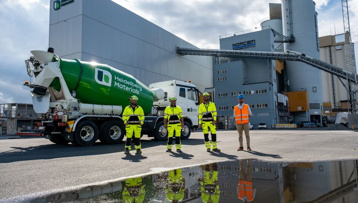 John Edvin Tornes (arbeidende styreleder, TKT Transport), Georgi Stoyanovq (sjåfør, TKT Transport), Peter Holiman Kermit (regionsjef Oslo, Heidelberg Materials) og Jens Eirik Hagen (fagsjef, energiomstilling Oslo Havn) foran en av de nye elektriske betongbilene som Heidelberg Materials bruker til å transportere betong fra fabrikken på Sjursøya til byggeplasser i Oslo-regionen. Foto: Hans Kristian Riise/Oslo Havn.