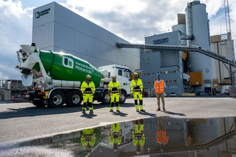 John Edvin Tornes (arbeidende styreleder, TKT Transport), Georgi Stoyanovq (sjåfør, TKT Transport), Peter Holiman Kermit (regionsjef Oslo, Heidelberg Materials) og Jens Eirik Hagen (fagsjef, energiomstilling Oslo Havn) foran en av de nye elektriske betongbilene som Heidelberg Materials bruker til å transportere betong fra fabrikken på Sjursøya til byggeplasser i Oslo-regionen. Foto: Hans Kristian Riise/Oslo Havn.