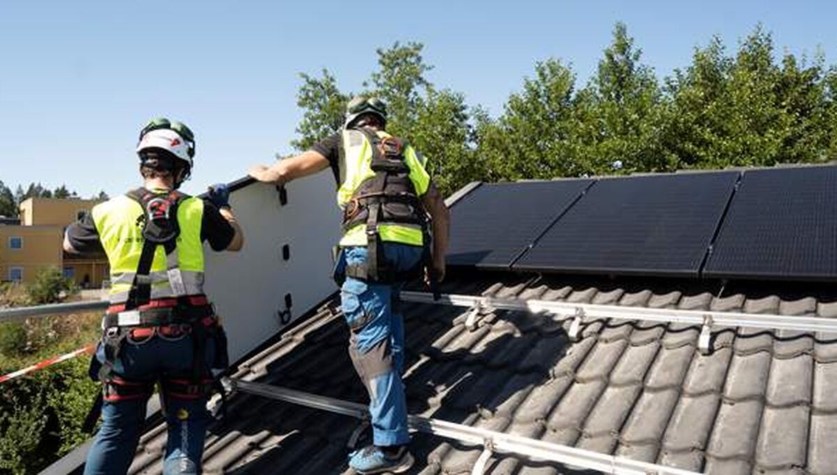Montering av solcellepanel (foto: Kristian Løksa/NVE)