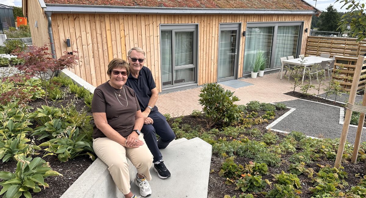 Berit og Thor Einar Holmén har slått seg ned på Bærefjelltunet - her med beboernes eget "grendahus Berit og Thor Einar Holmén har slått seg ned på Bærefjelltunet - her med beboernes eget "grendahus