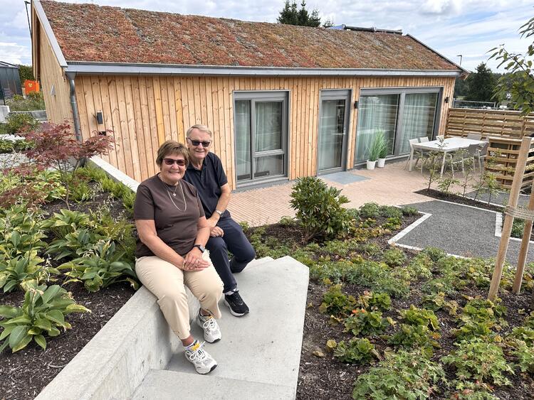 Berit og Thor Einar Holmén har slått seg ned på Bærefjelltunet - her med beboernes eget "grendahus Berit og Thor Einar Holmén har slått seg ned på Bærefjelltunet - her med beboernes eget "grendahus