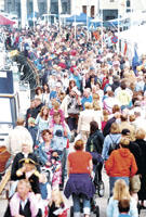 Btfestival i lesund:Sj¿r¿vertog fra Rdhussplassen og rundt i byen samlet masse folk og mange sm sj¿r¿vere.Byen sydet av folk, her fra SkansegataDIGITALFOTO